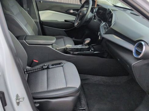 Used 2024 Chevrolet Trax LT w/ LT Convenience Package image 28