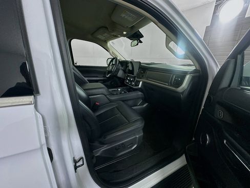 Used 2024 Ford Expedition Max XLT image 33