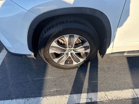 Used 2022 Toyota Highlander XLE image 5