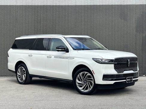 Certified 2025 Lincoln Navigator L Reserve AWD/4WD image 8