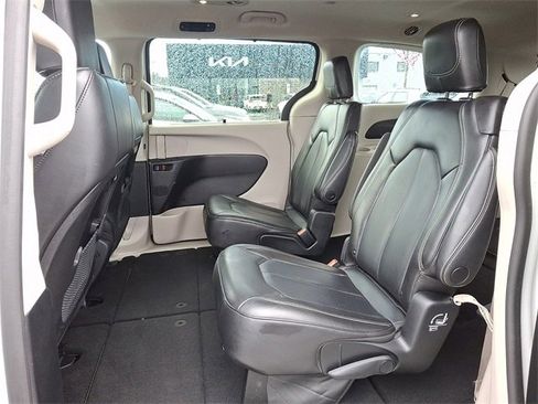 Used 2023 Chrysler Pacifica Touring-L image 10