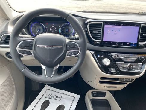 Used 2024 Chrysler Pacifica Touring-L FWD image 7