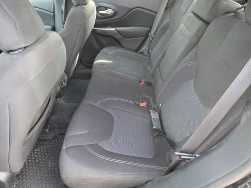 Used 2019 Jeep Cherokee Latitude w/ Cold Weather Group AWD/4WD image 10