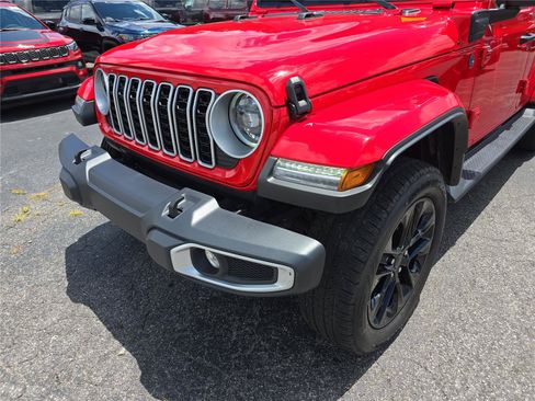 Used 2025 Jeep Wrangler Unlimited Sahara AWD/4WD image 9