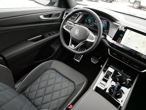 Used 2025 Volkswagen Atlas Cross Sport SEL Premium R-Line image 9