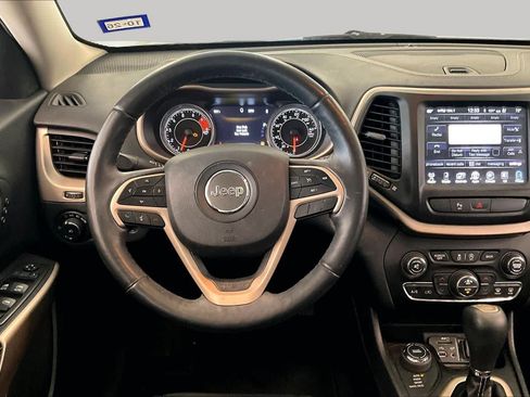 Used 2018 Jeep Cherokee Limited w/ Luxury Group AWD/4WD image 3