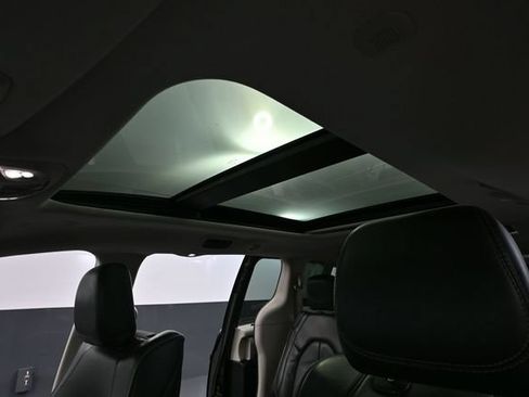 Used 2018 Chrysler Pacifica Limited FWD image 25