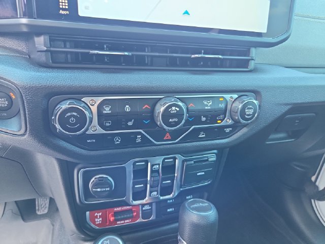 Used 2024 Jeep Gladiator Mojave AWD/4WD image 18