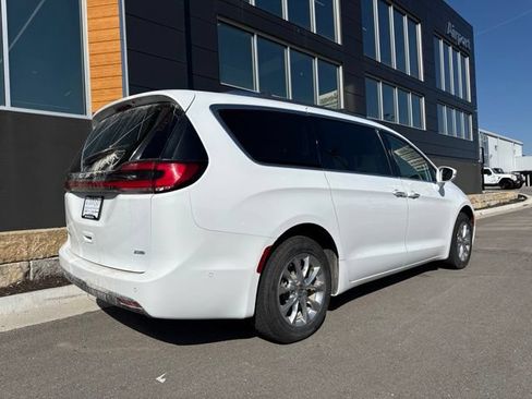 Used 2021 Chrysler Pacifica Touring-L w/ Uconnect Theater Family Group AWD/4WD image 2