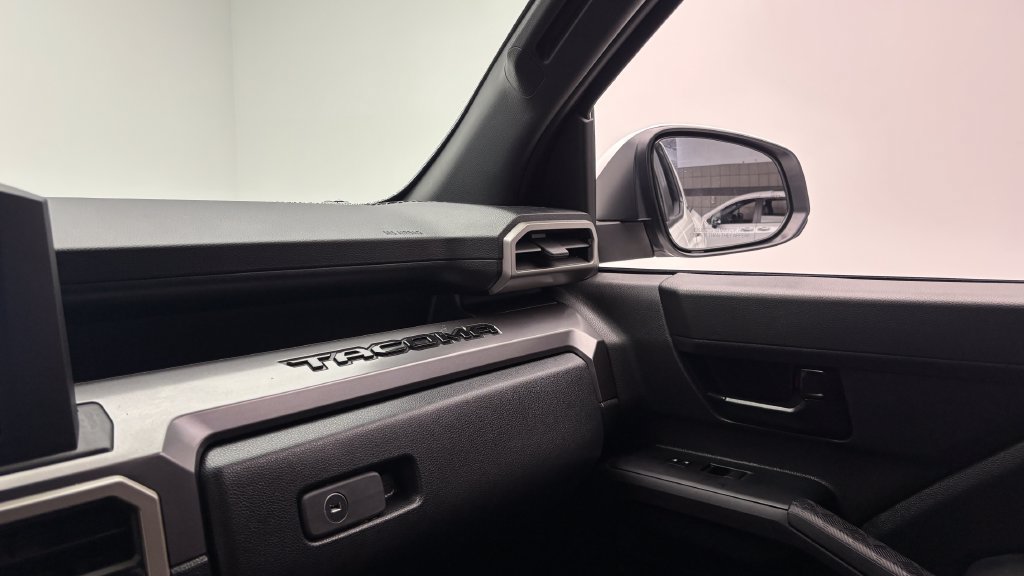 Used 2025 Toyota Tacoma SR5 AWD/4WD image 26