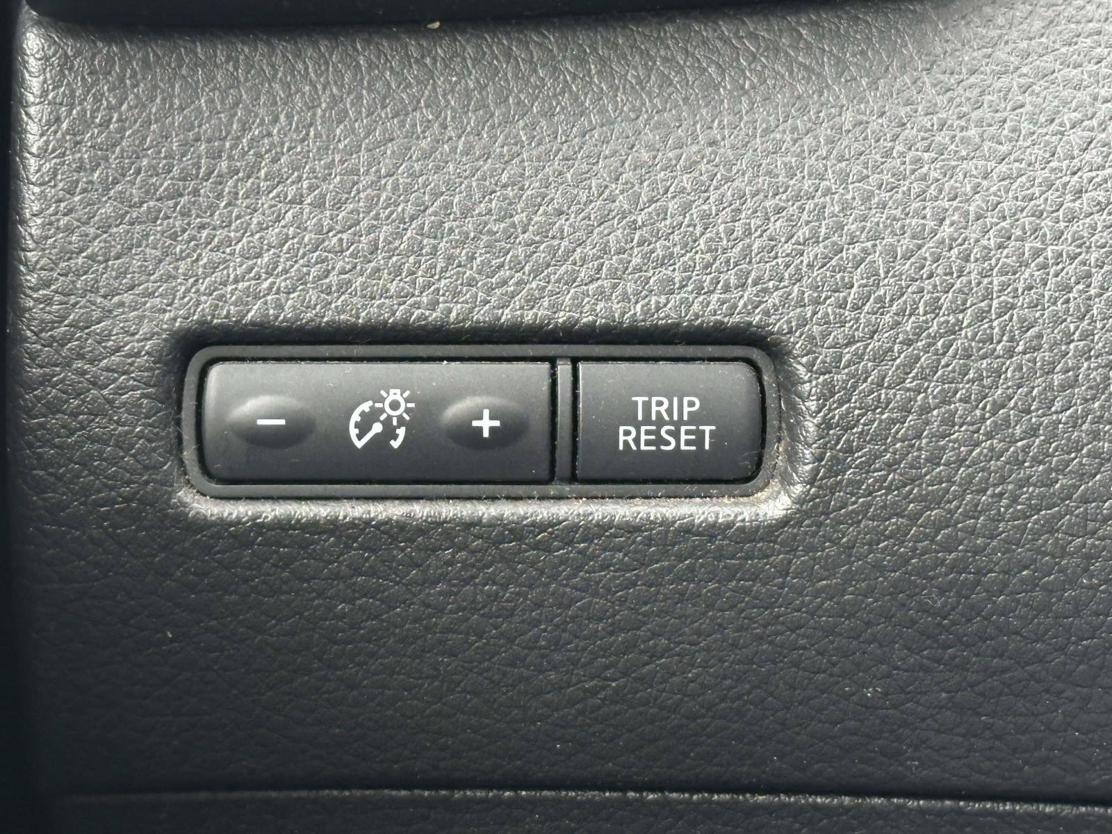 Used 2015 Nissan Rogue SV AWD/4WD image 22