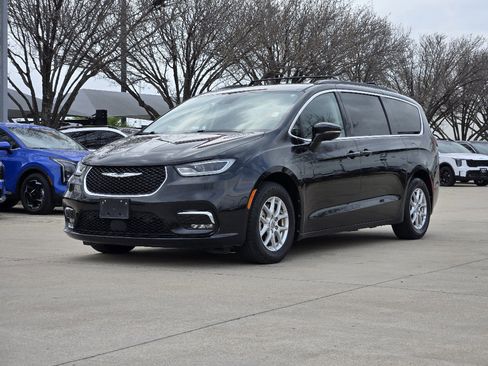 Used 2022 Chrysler Pacifica Touring-L w/ Uconnect Theater Family Group image 2