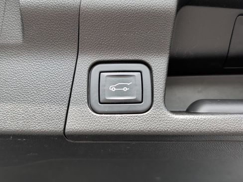 Used 2023 GMC Acadia SLT w/ Technology Package FWD image 11