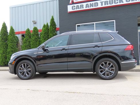 Used 2023 Volkswagen Tiguan SE w/ Panoramic Sunroof Package FWD image 9