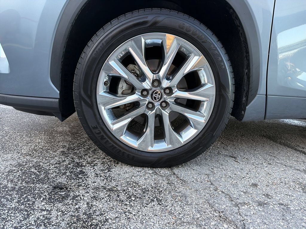 Used 2023 Toyota Highlander Limited FWD image 12