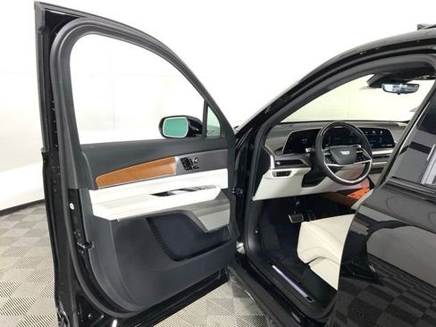 New 2026 Cadillac Vistiq Premium Luxury w/ LPO, Floor Liner Package AWD/4WD image 24
