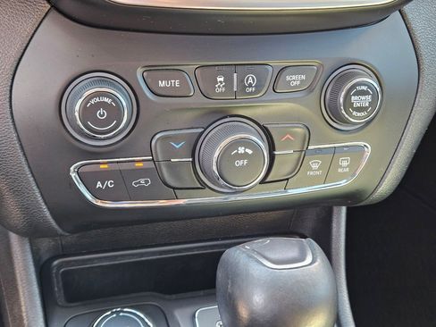 Used 2019 Jeep Cherokee Latitude Plus AWD/4WD image 24
