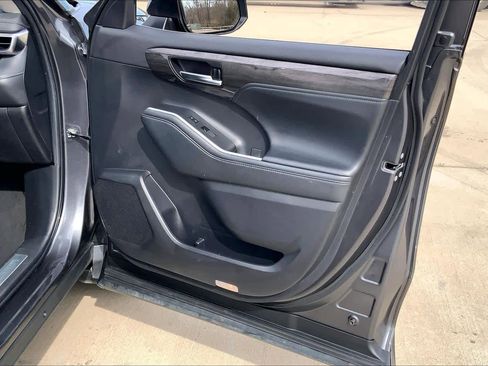 Used 2023 Toyota Highlander Limited image 22
