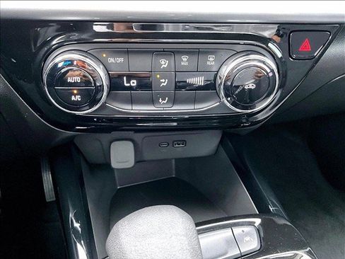 Used 2024 Chevrolet Trax LT FWD image 24