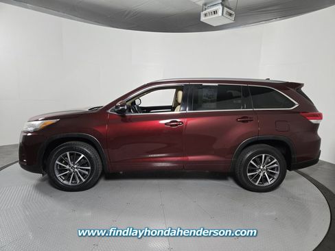 Used 2017 Toyota Highlander XLE image 3