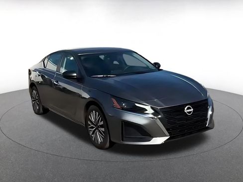 Used 2025 Nissan Altima 2.5 SV FWD image 3
