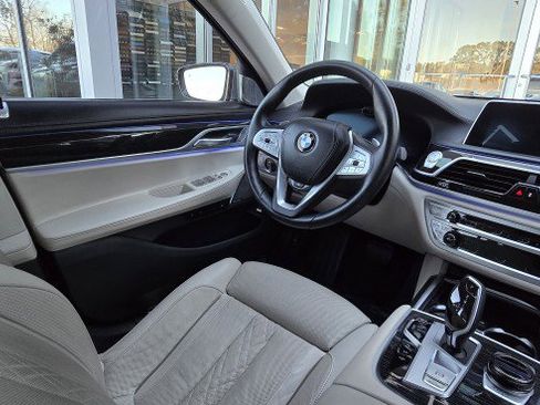 Used 2021 BMW 750i xDrive w/ Executive Package image 26
