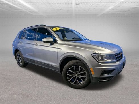 Used 2019 Volkswagen Tiguan SE w/ Panoramic Sunroof Package AWD/4WD image 3