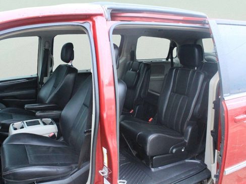 Used 2013 Chrysler Town & Country Touring w/ Trailer Tow Group FWD image 5