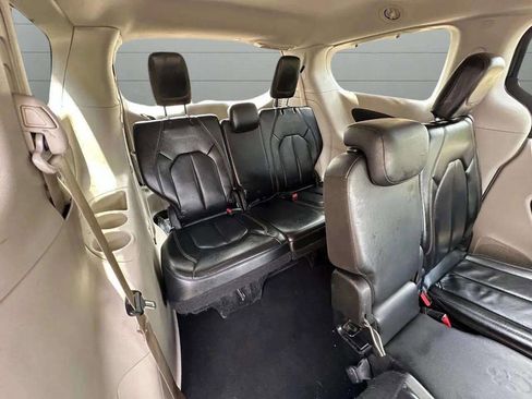 Used 2018 Chrysler Pacifica Touring-L image 52