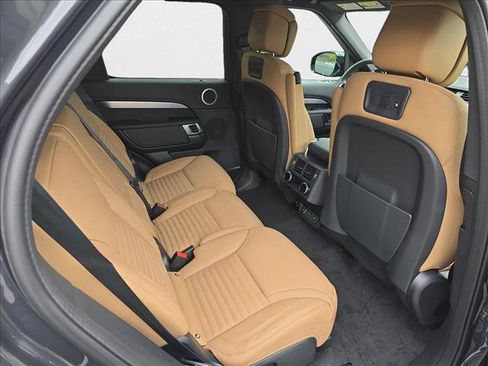 New 2025 Land Rover Discovery Dynamic SE image 11