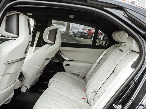 Used 2023 BMW 760i xDrive w/ Executive Package AWD/4WD image 27