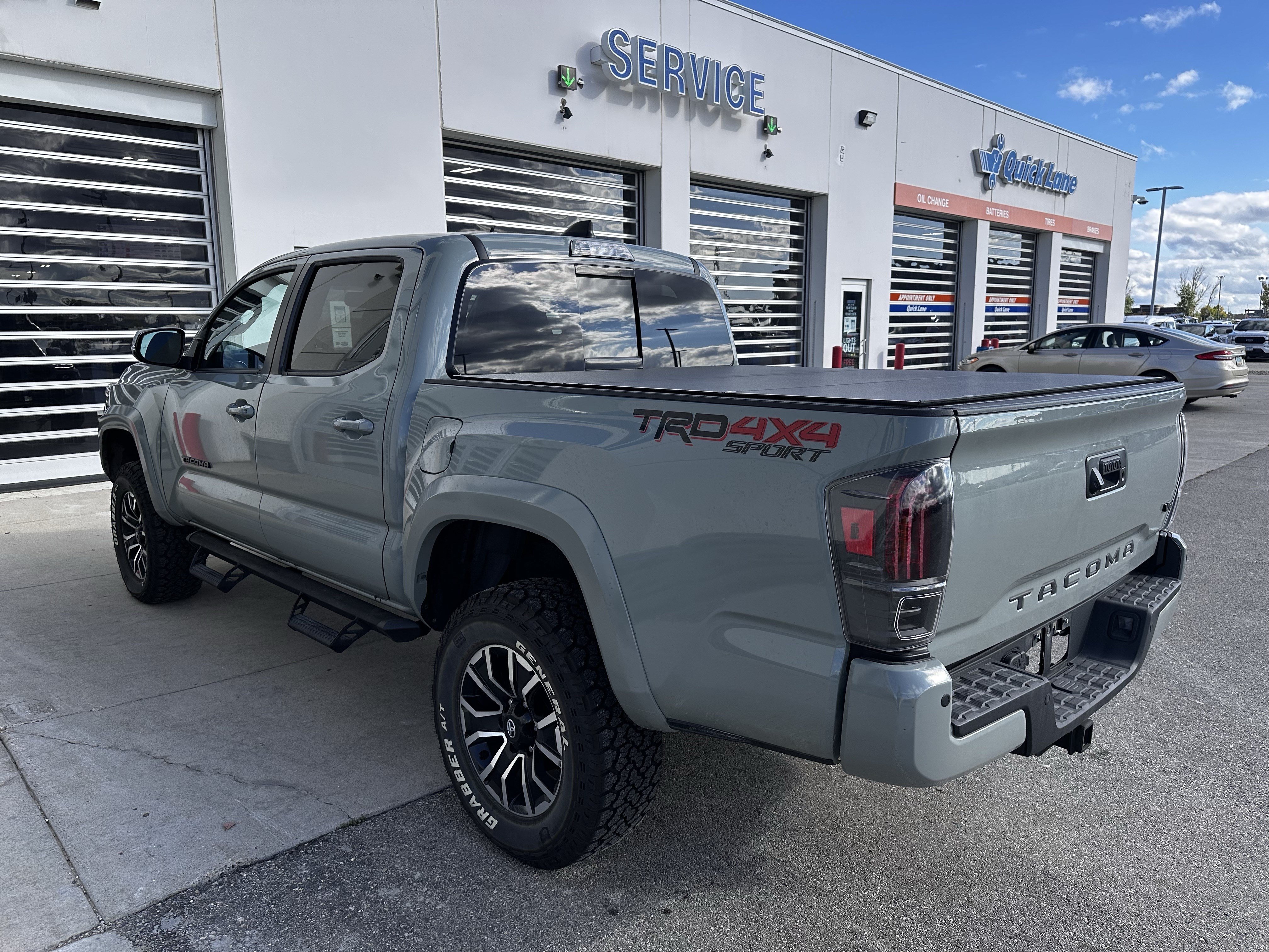 Used 2023 Toyota Tacoma TRD Sport w/ TRD Premium Sport Package AWD/4WD image 4