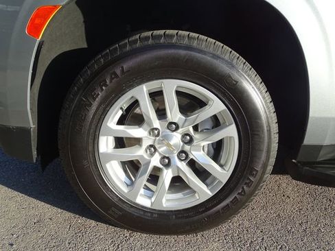 Used 2024 Chevrolet Suburban LT image 7