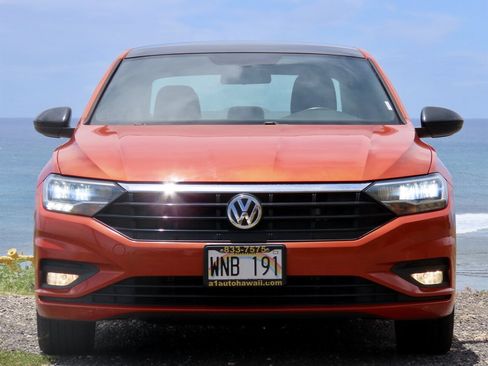 Used 2019 Volkswagen Jetta R-Line w/ R-Line Cold Weather Package FWD image 1