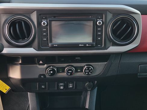Used 2018 Toyota Tacoma SR5 RWD image 19