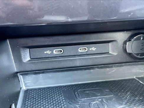 Used 2023 Volkswagen Tiguan SE image 34