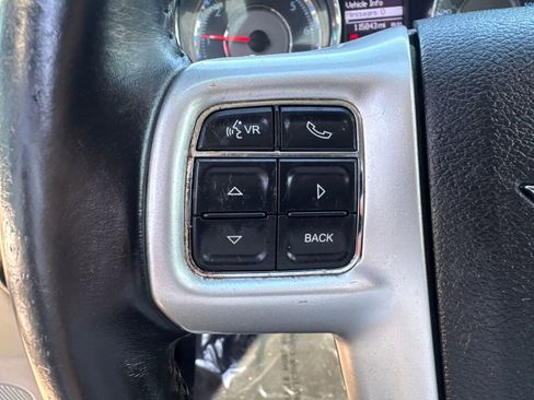 Used 2015 Chrysler Town & Country Touring FWD image 38
