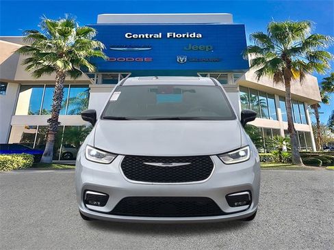 New 2026 Chrysler Pacifica Select image 3