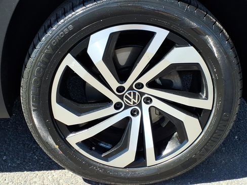 Certified 2020 Volkswagen Atlas Cross Sport SEL Premium image 9