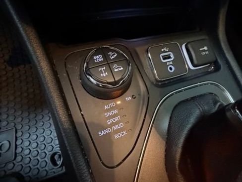 Used 2019 Jeep Cherokee Trailhawk w/ Cold Weather Group AWD/4WD image 21