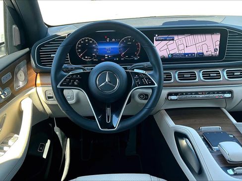 Used 2025 Mercedes-Benz GLS 450 4MATIC image 6