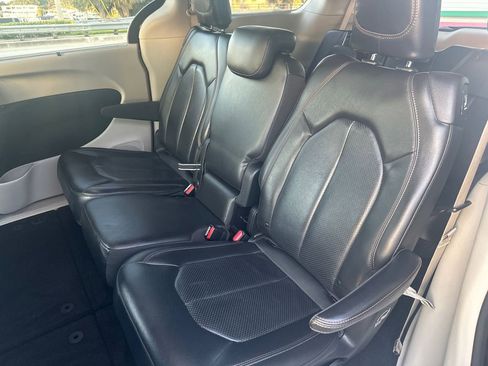Used 2019 Chrysler Pacifica Touring-L Plus image 16