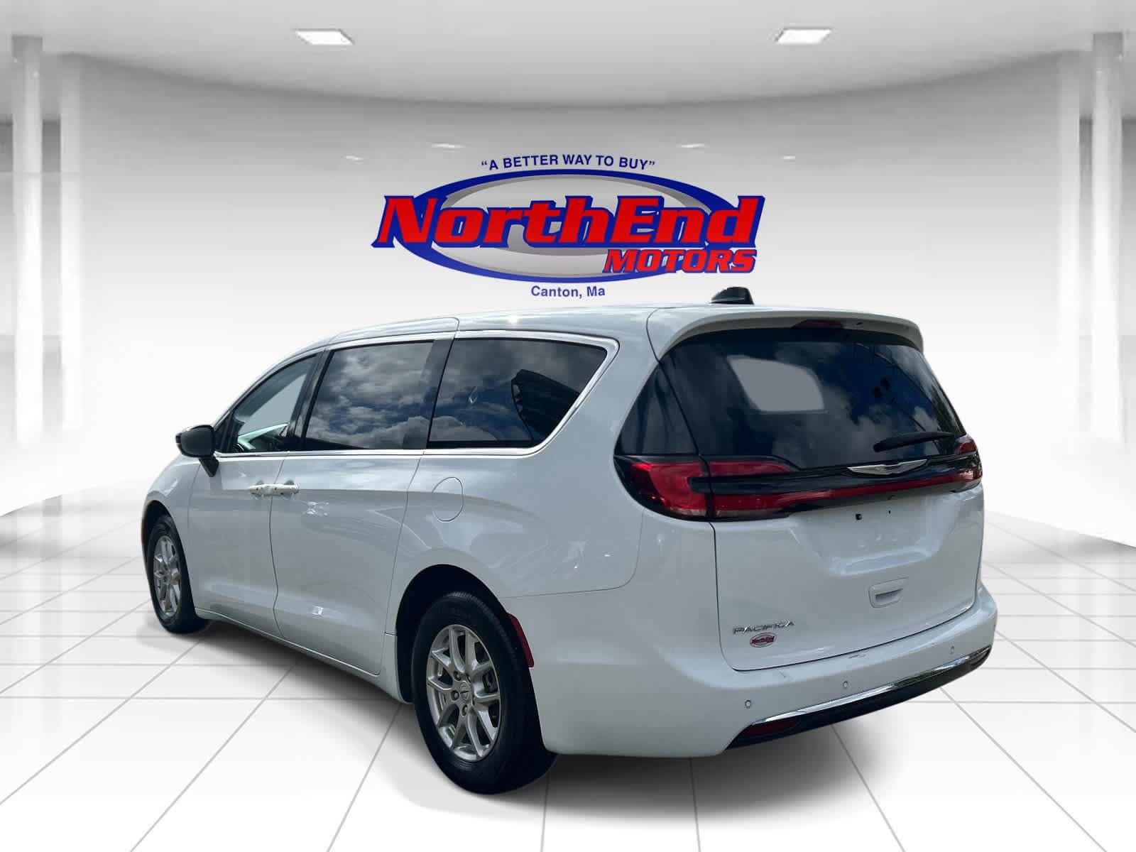 Used 2024 Chrysler Pacifica Touring-L FWD image 4