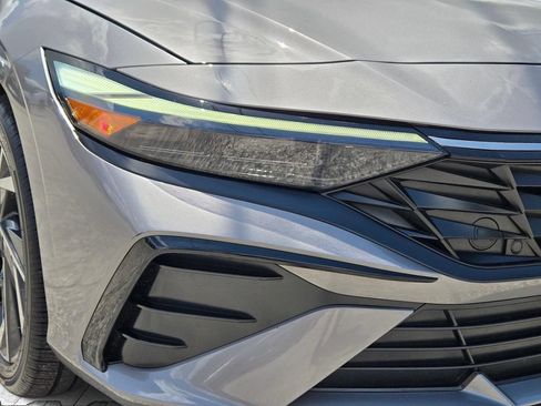 Certified 2025 Hyundai Elantra Limited FWD image 2
