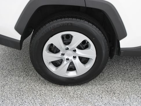 Used 2020 Toyota RAV4 LE FWD image 6