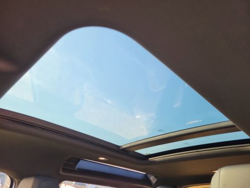 Used 2024 Land Rover Defender 90 X-Dynamic SE image 90