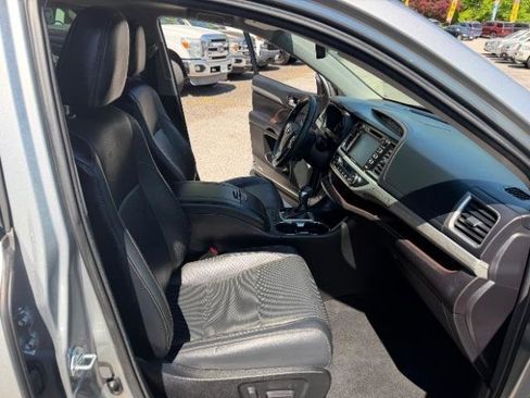 Used 2017 Toyota Highlander Limited AWD/4WD image 42