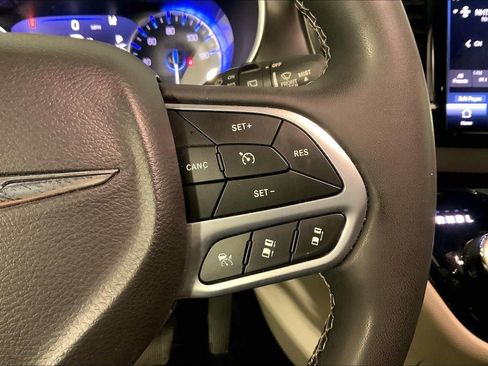 Used 2024 Chrysler Pacifica Touring-L FWD image 19