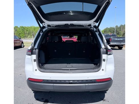Used 2023 Jeep Grand Cherokee Altitude RWD image 9