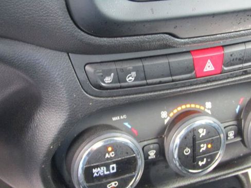 Used 2017 Jeep Renegade Altitude AWD/4WD image 23